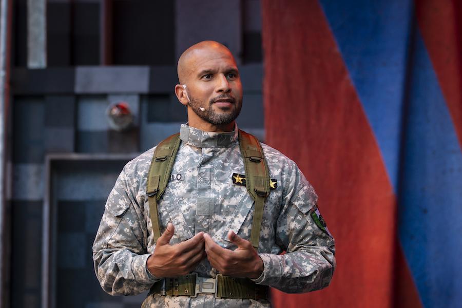 Review: A Cool-Tempered 'Othello' for Warm Central Park Nights
