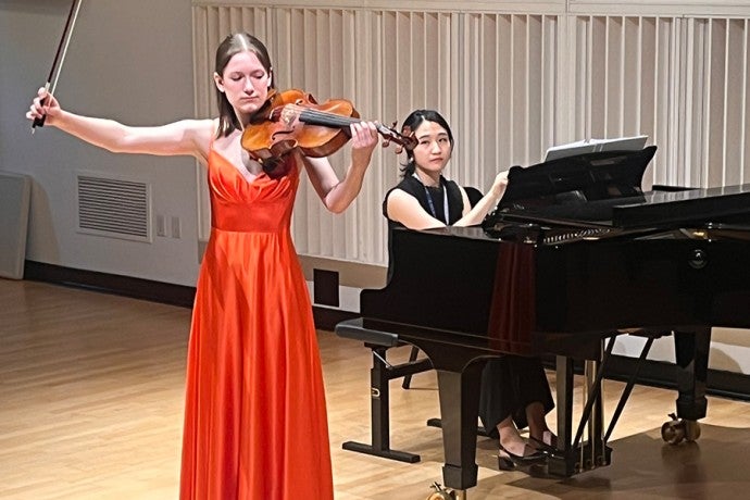Lily Wodzisz performs in the American Viola Society Senior Solo Competition